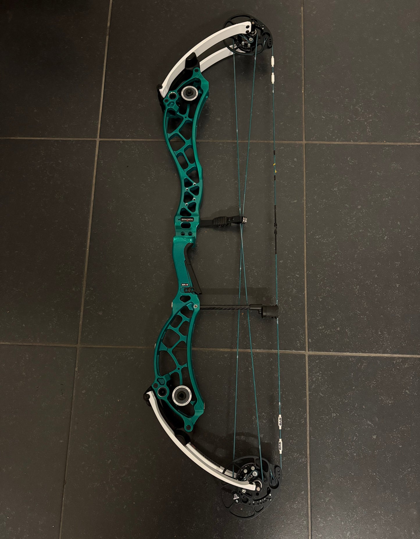 Bowtech Reckoning 36 Gen2 Medium Cam Compound Bow RH Illusion Teal 50-60 lbs - Used
