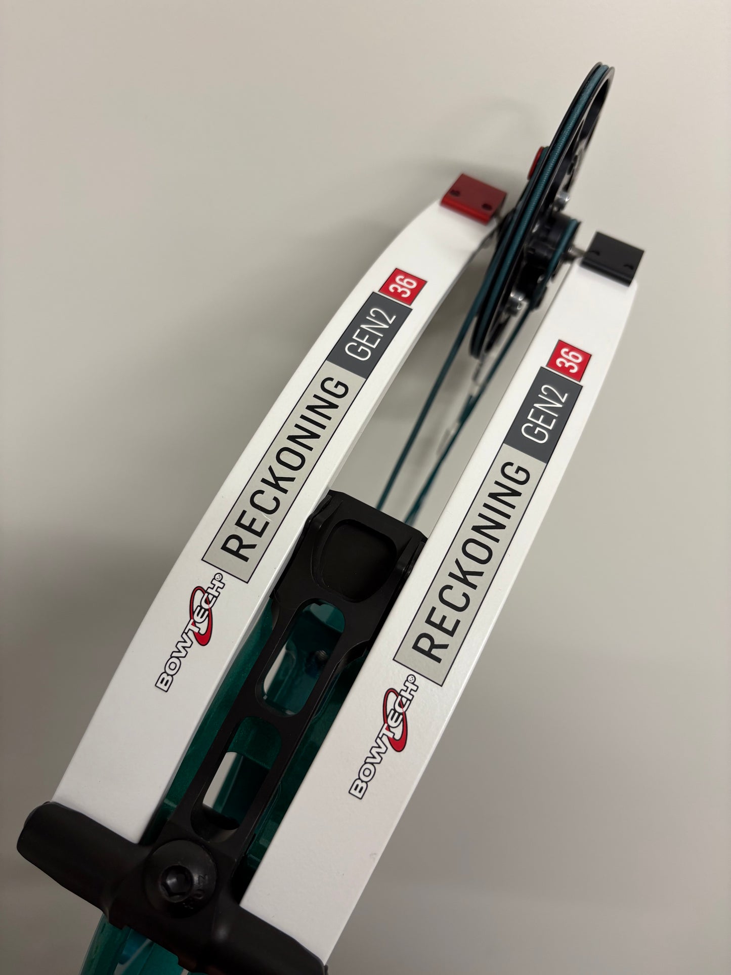 Bowtech Reckoning 36 Gen2 Medium Cam Compound Bow RH Illusion Teal 50-60 lbs - Used