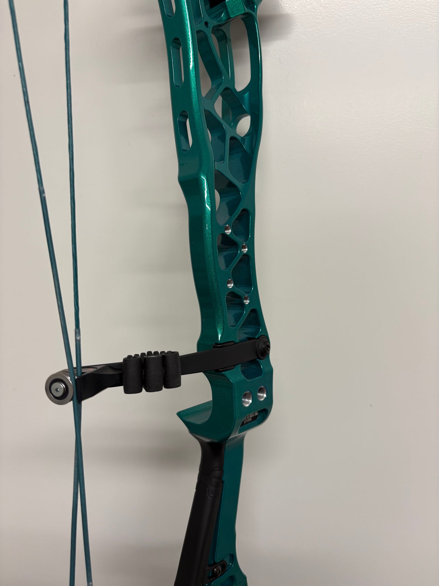 Bowtech Reckoning 36 Gen2 Medium Cam Compound Bow RH Illusion Teal 50-60 lbs - Used