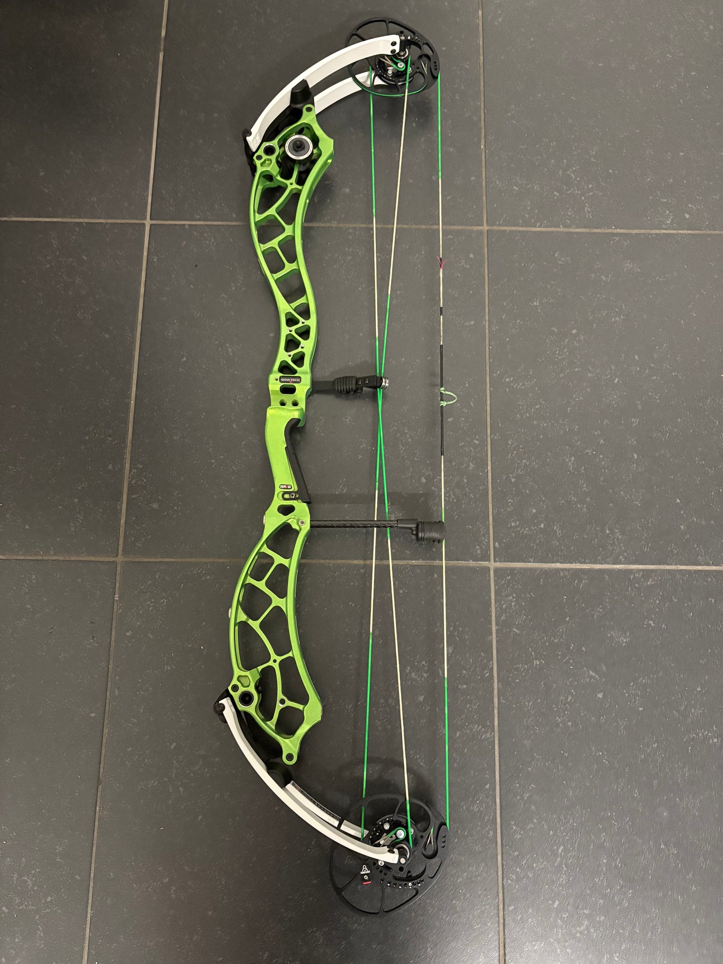 Bowtech Reckoning 39 Gen2 Long Draw Compound Bow RH Illusion Green 50-60 lbs - Used