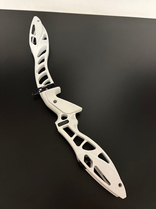Hoyt Riser Formula XD RH White 25'' - Used