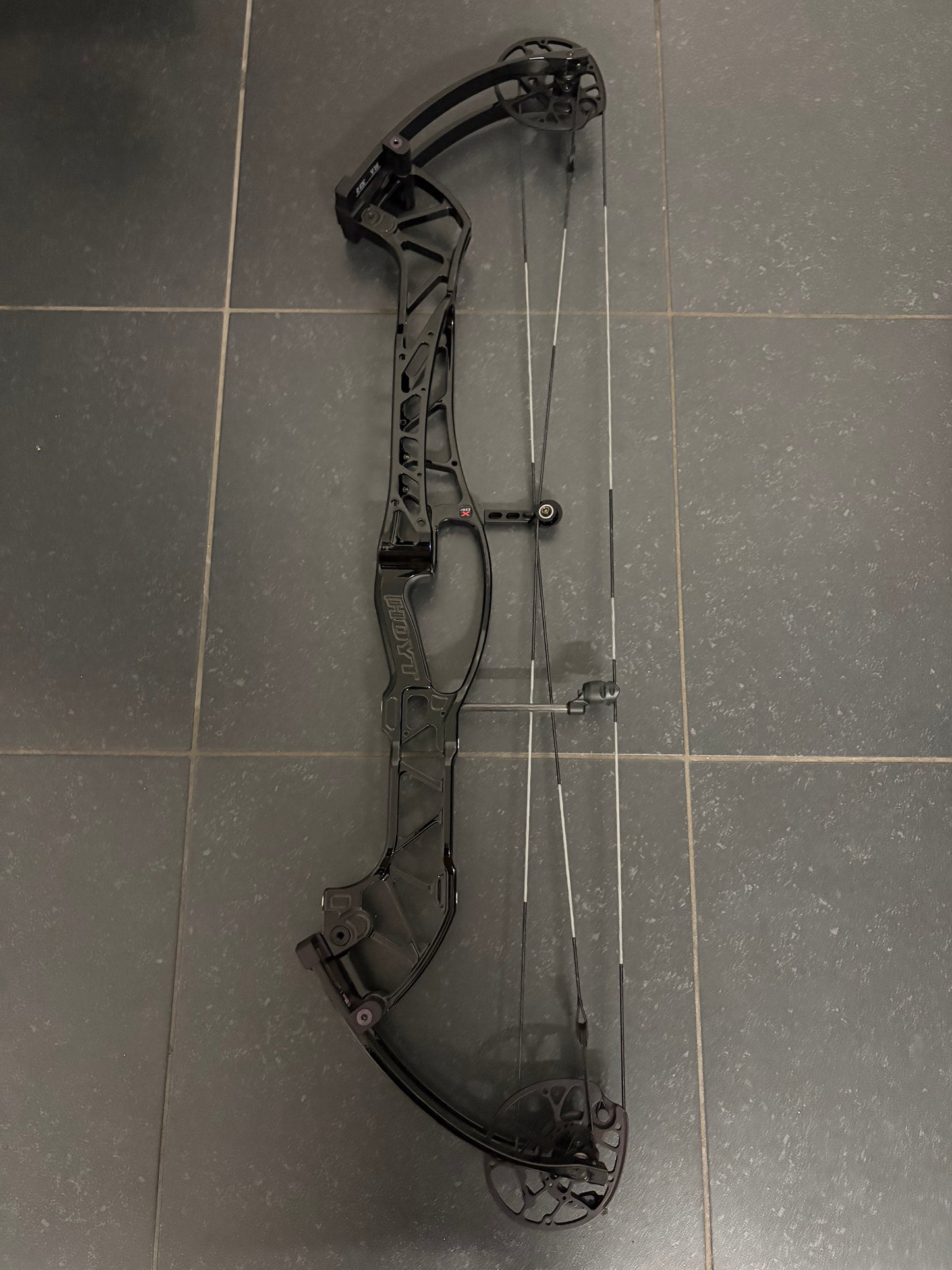 Hoyt Concept X 40 Compound Bow RH Liquid Black 50-60 lbs - NEW