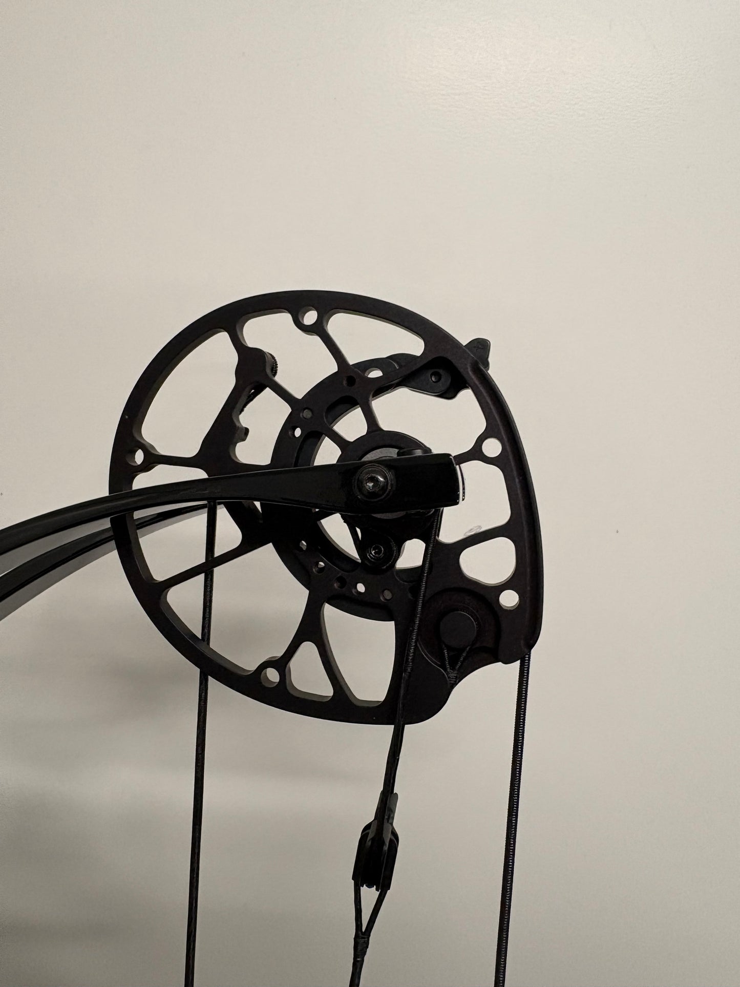 Hoyt Concept X 40 Compound Bow RH Liquid Black 50-60 lbs - NEW