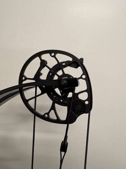 Hoyt Concept X 40 Compound Bow RH Liquid Black 50-60 lbs - NEW