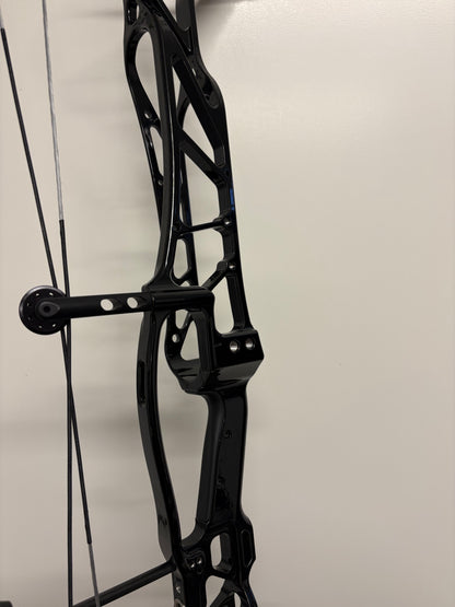 Hoyt Concept X 40 Compound Bow RH Liquid Black 50-60 lbs - NEW