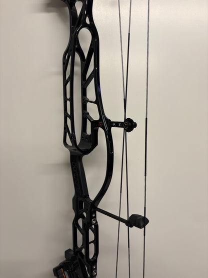 Hoyt Concept X 40 Compound Bow RH Liquid Black 50-60 lbs - NEW