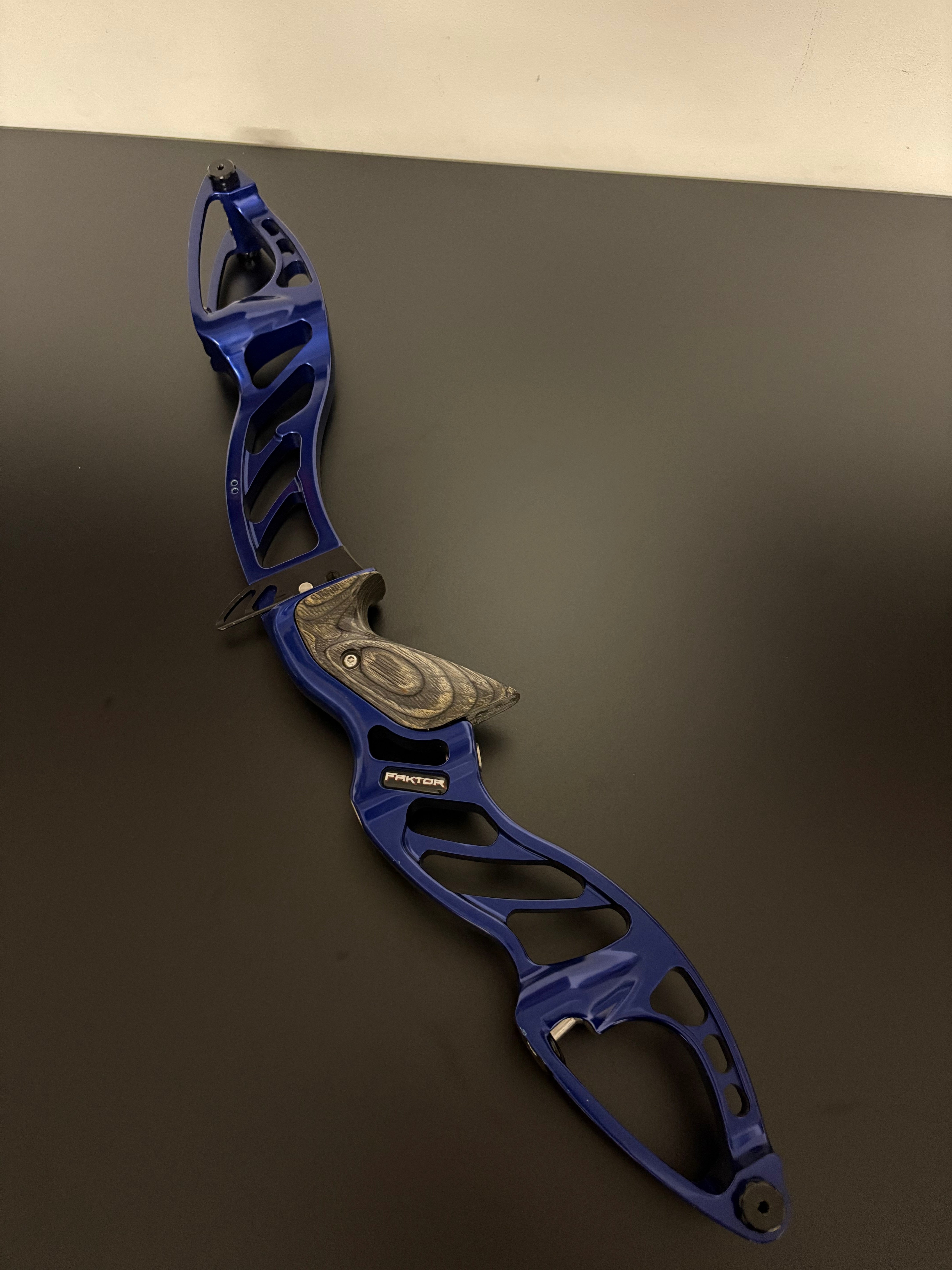 Hoyt Riser Faktor Formula RH Blue 25'' - Used – Archery Outlet