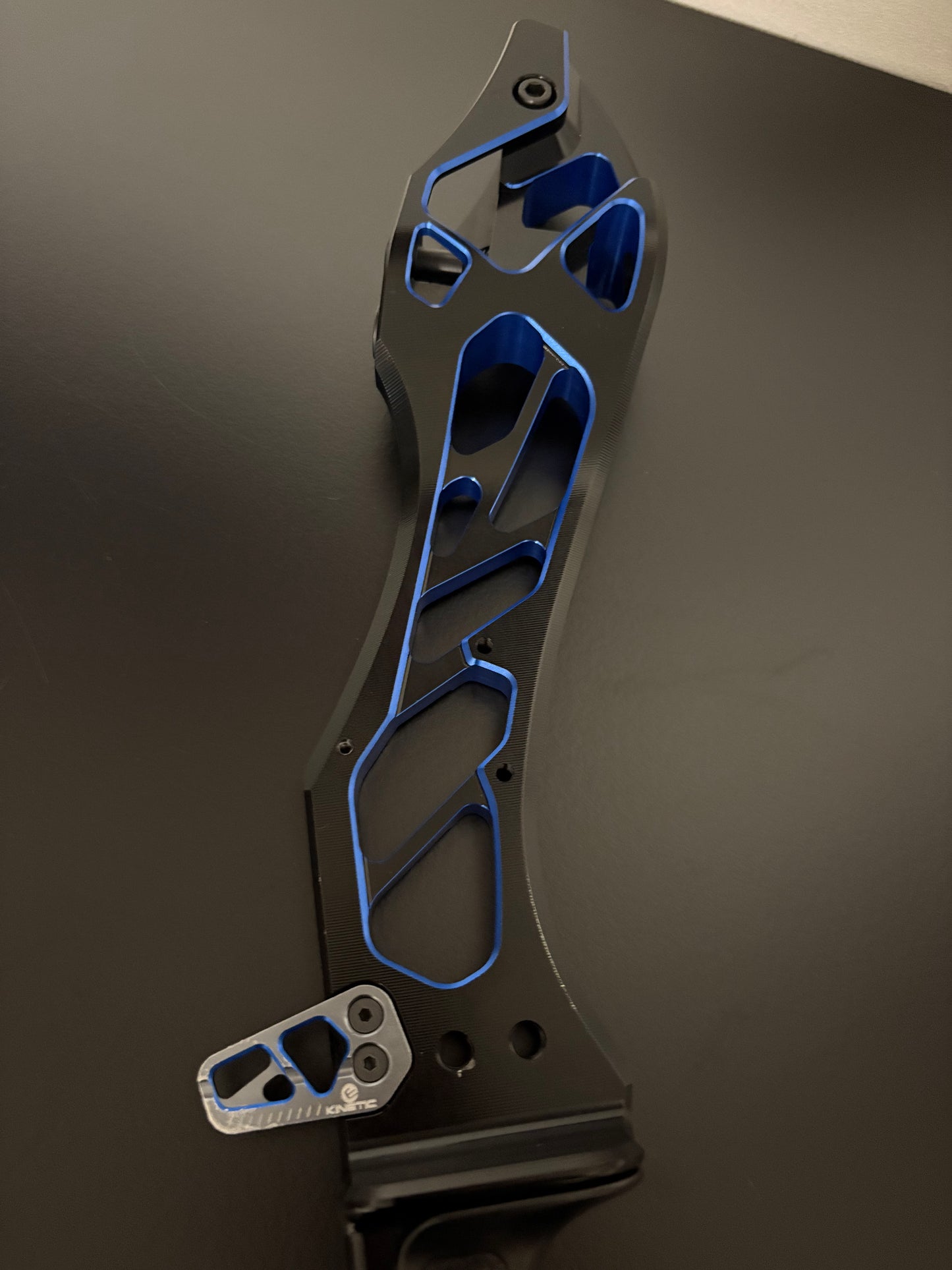 Kinetic Riser Invinso V2 Dual Color ILF RH Black/Blue 25'' - Used