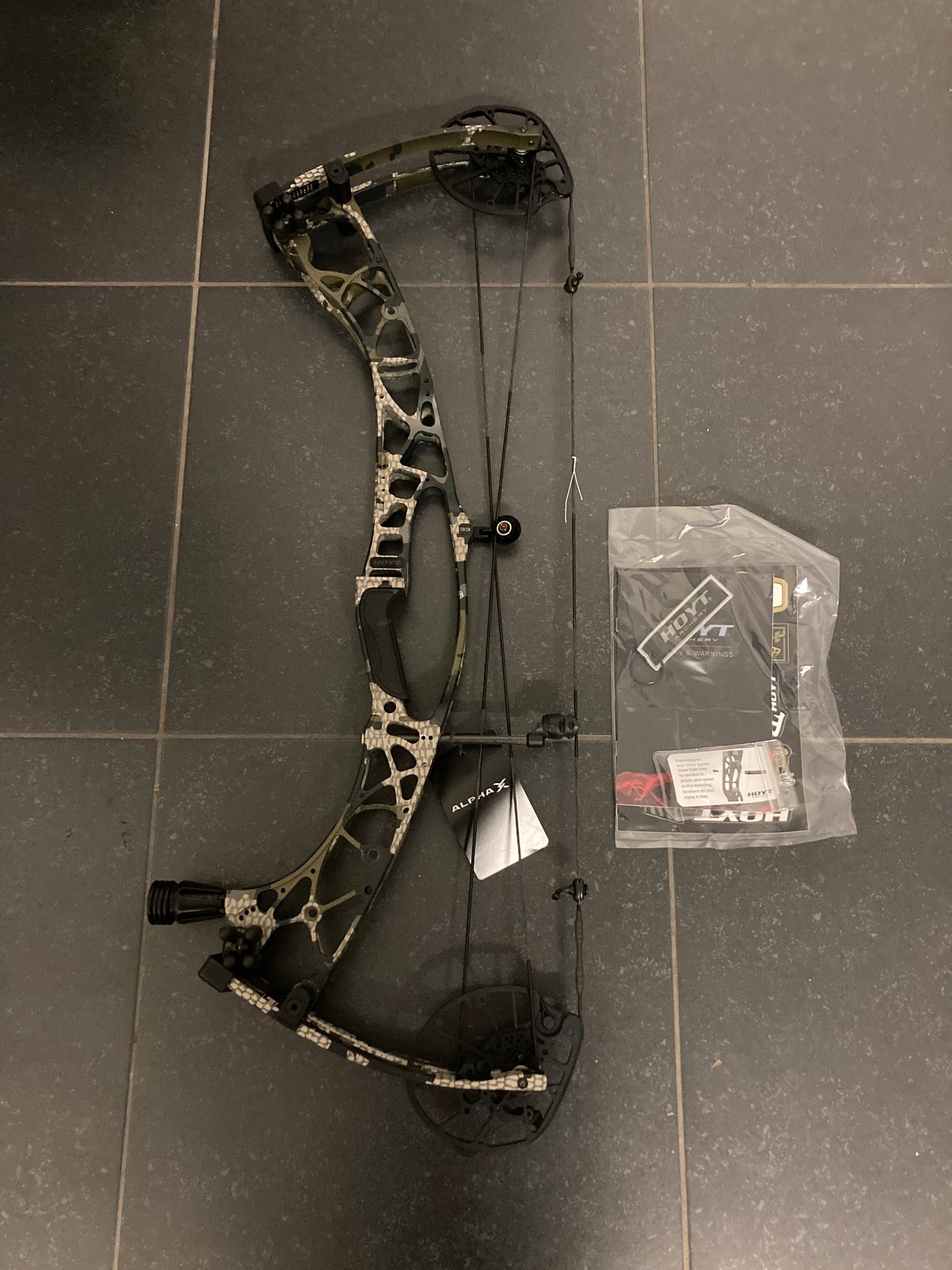 Hoyt Alpha X 33 Compound Bow RH Kuiu Verde 2.0 HBX Xakt 40-50 lbs - Show Model (#1.1)