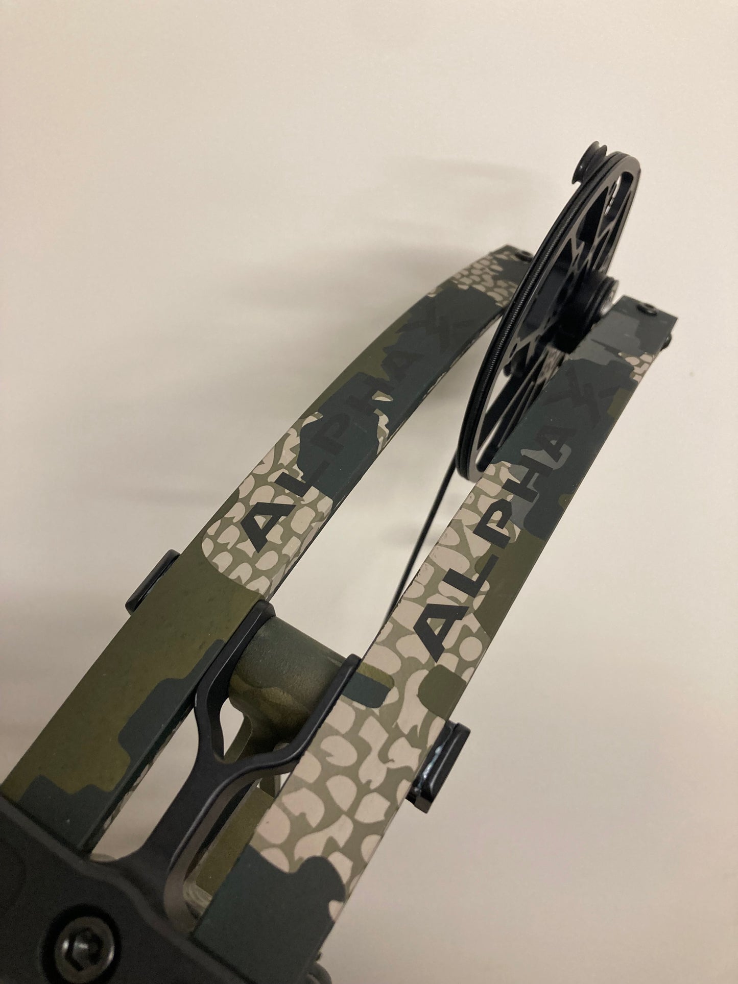 Hoyt Alpha X 33 Compound Bow RH Kuiu Verde 2.0 HBX Xakt 40-50 lbs - Show Model (#1.1)