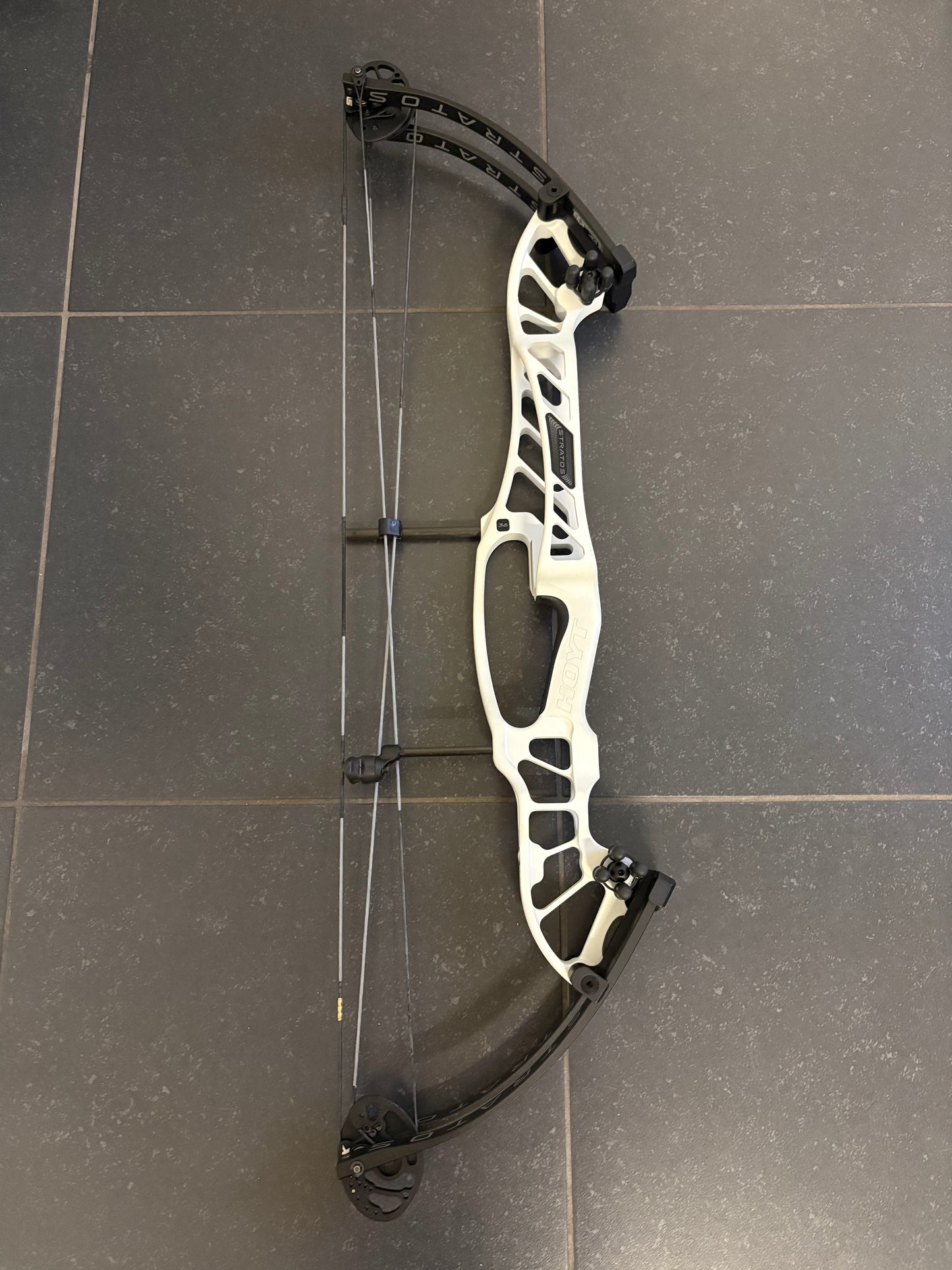 Hoyt Stratos 36 Compound Bow LH Frost White SVX #1 50-60 lbs - Show Model