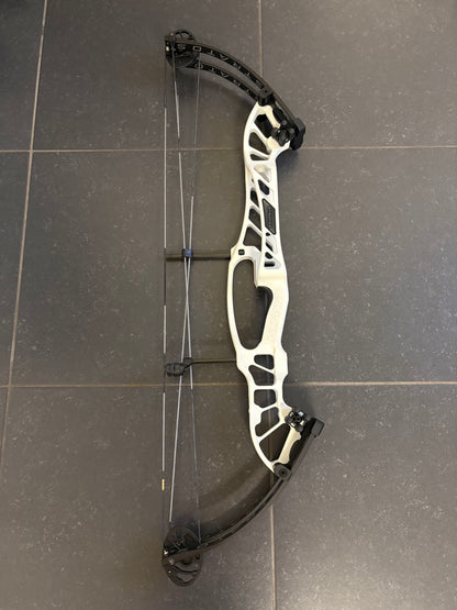Hoyt Stratos 36 Compound Bow LH Frost White SVX #1 50-60 lbs - Show Model