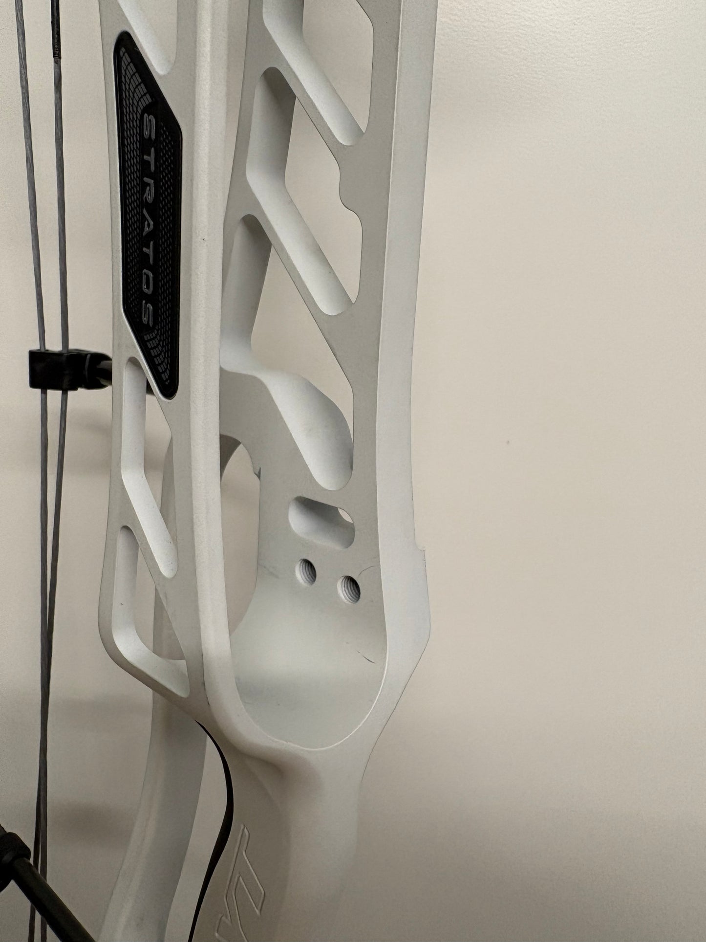 Hoyt Stratos 36 Compound Bow LH Frost White SVX #1 50-60 lbs - Show Model