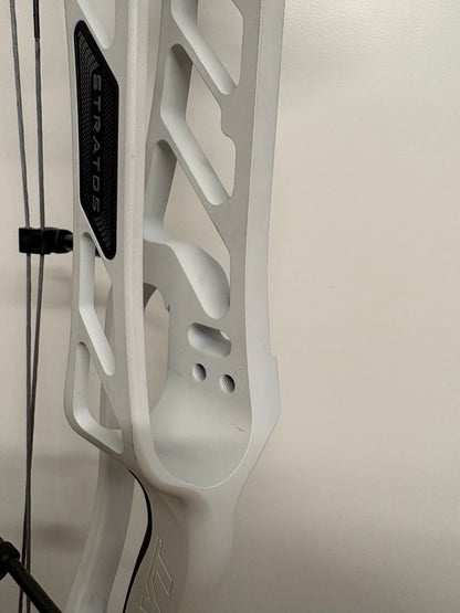 Hoyt Stratos 36 Compound Bow LH Frost White SVX #1 50-60 lbs - Show Model