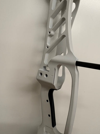 Hoyt Stratos 36 Compound Bow LH Frost White SVX #1 50-60 lbs - Show Model