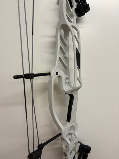 Hoyt Stratos 36 Compound Bow LH Frost White SVX #1 50-60 lbs - Show Model