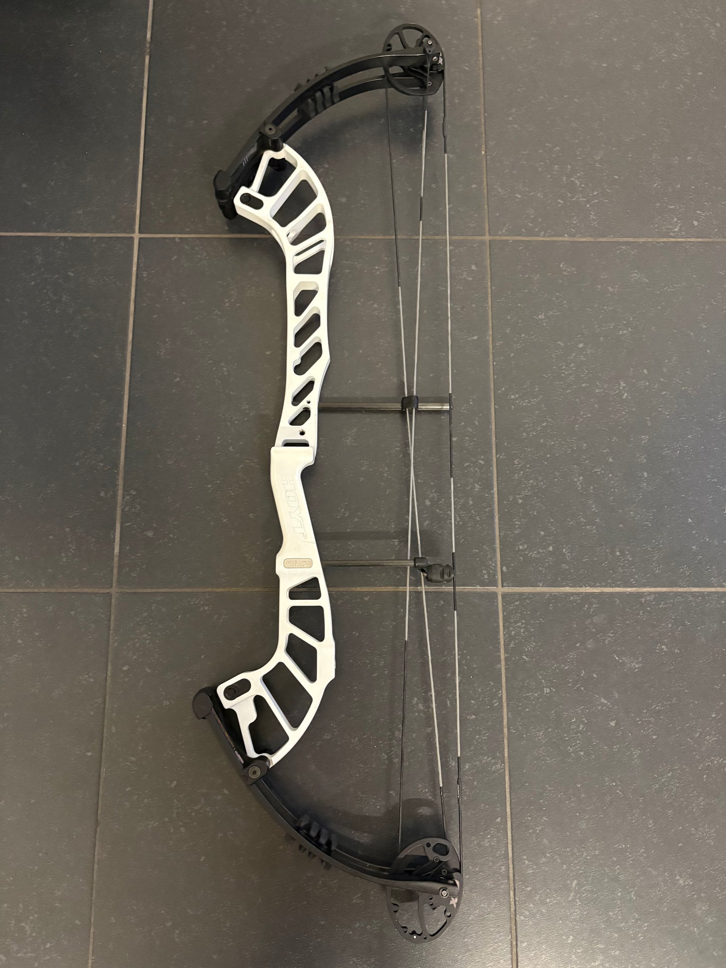 Hoyt Altus 38 Compound Bow RH Lightning White SVX #4 50-60 lbs - Used (1.1)
