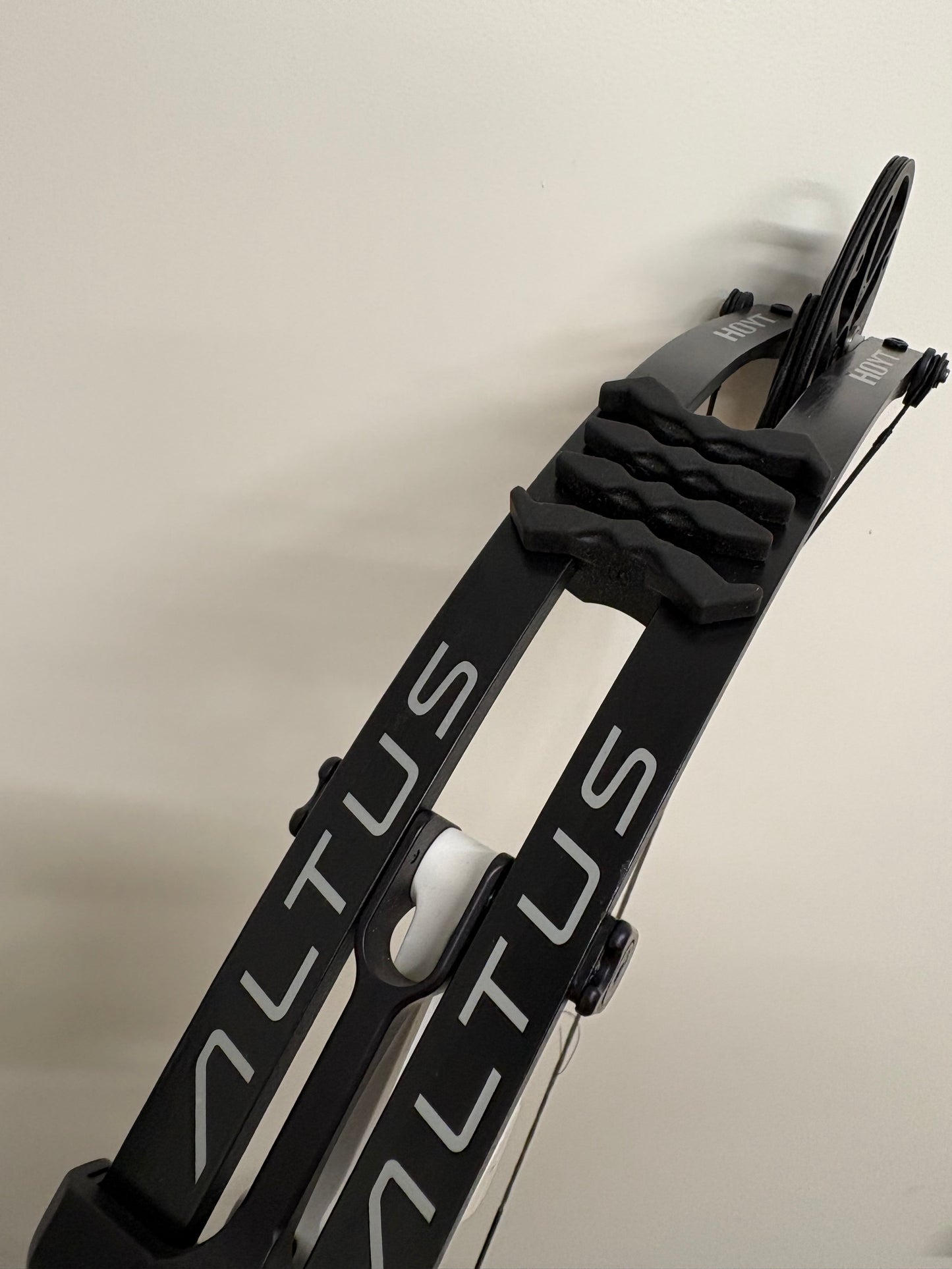 Hoyt Altus 38 Compound Bow RH Lightning White SVX #4 50-60 lbs - Used (1.1)