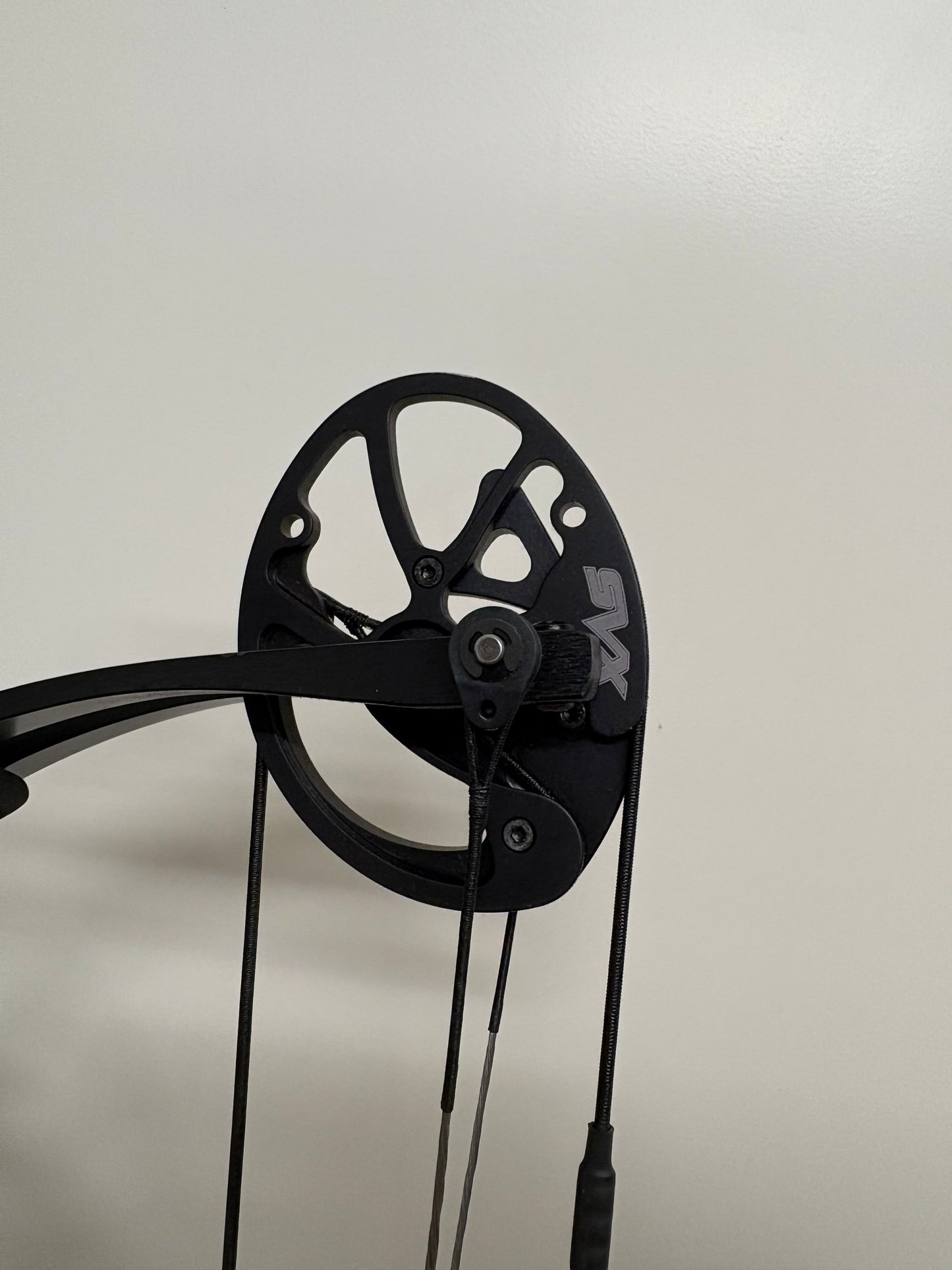 Hoyt Altus 38 Compound Bow RH Lightning White SVX #4 50-60 lbs - Used (1.1)