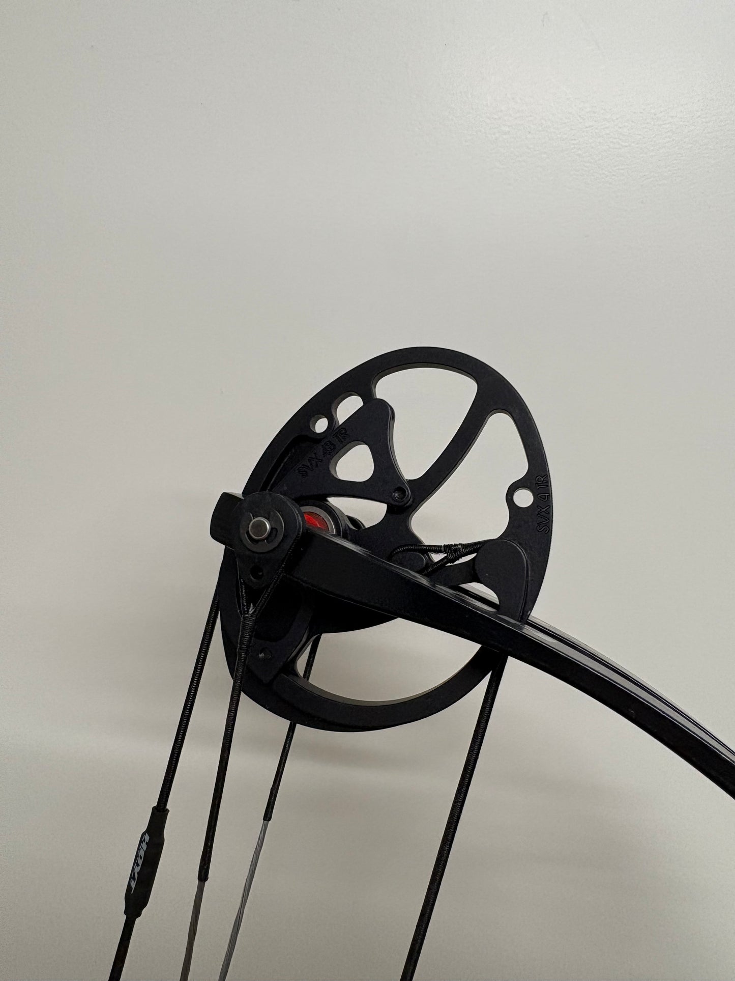 Hoyt Altus 38 Compound Bow RH Lightning White SVX #4 50-60 lbs - Used (1.1)