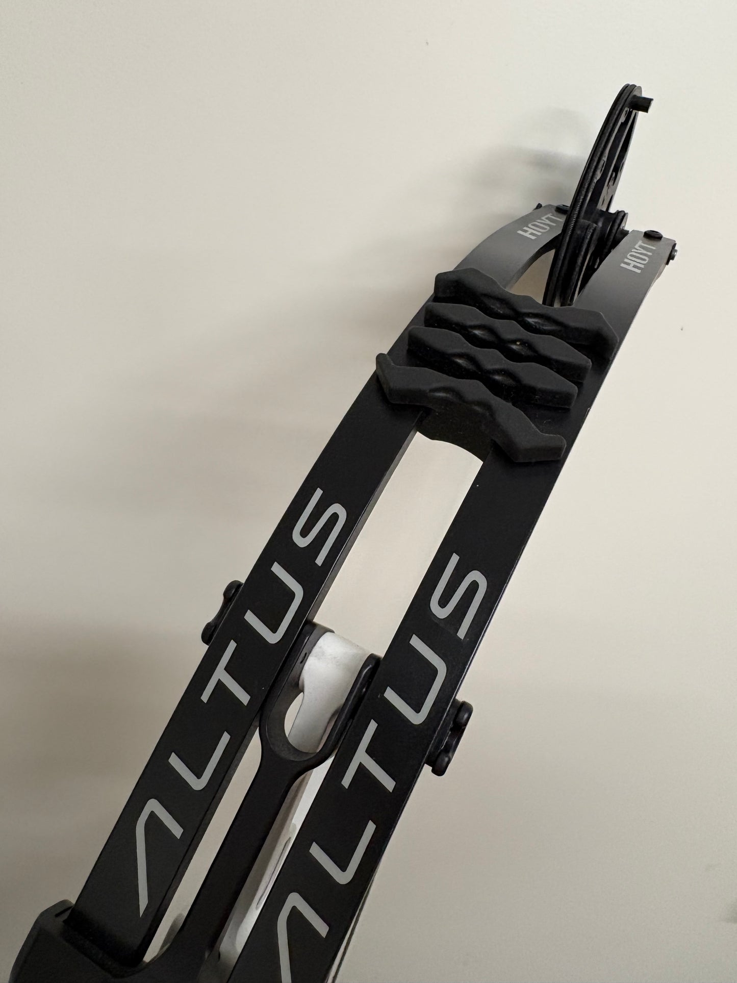 Hoyt Altus 38 Compound Bow RH Lightning White SVX #4 50-60 lbs - Used (1.1)