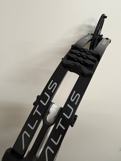 Hoyt Altus 38 Compound Bow RH Lightning White SVX #4 50-60 lbs - Used (1.1)