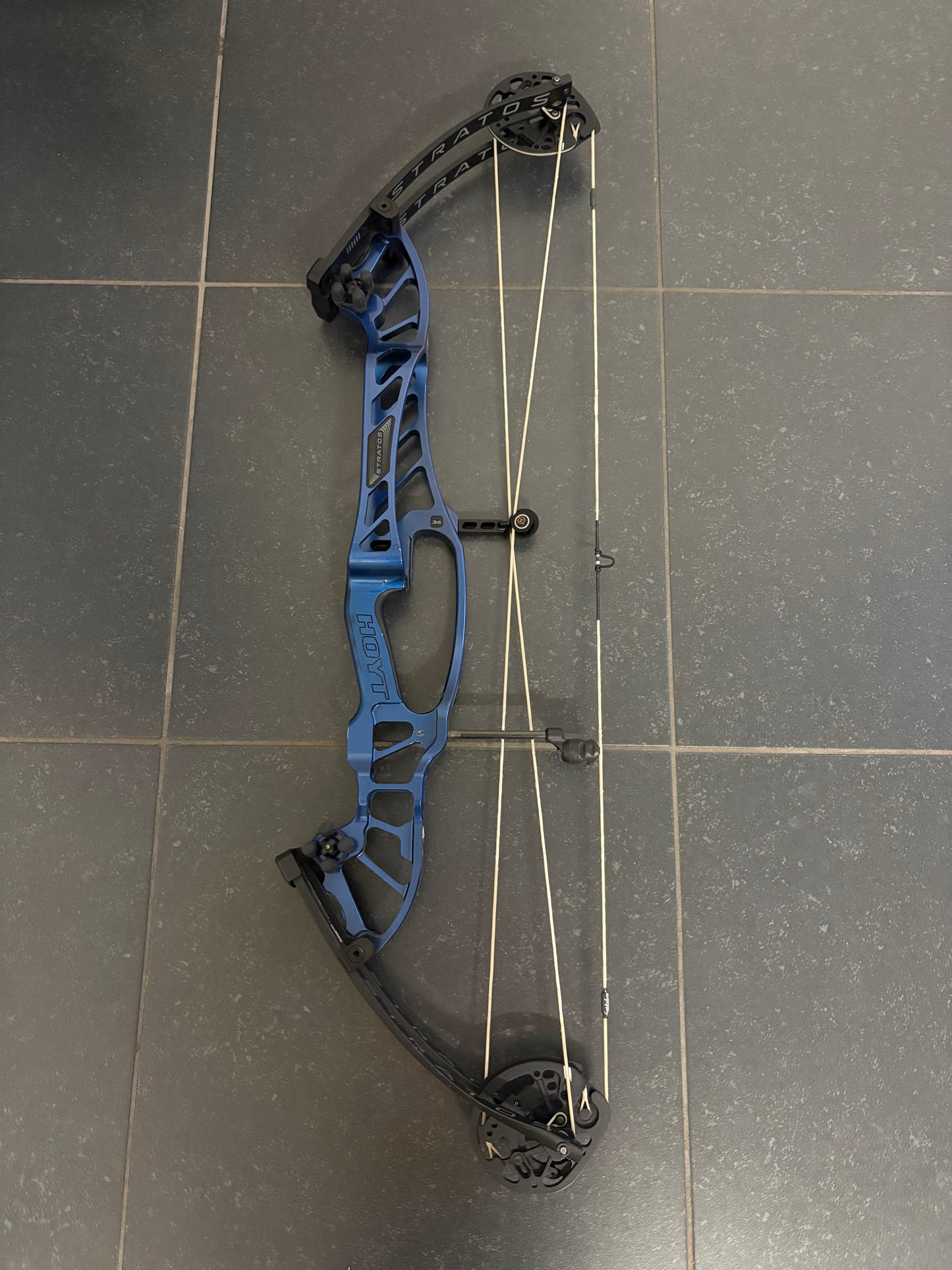 Hoyt Stratos 36 Compound Bow RH Cosmo Blue HBT #2 50-60 lbs - Used