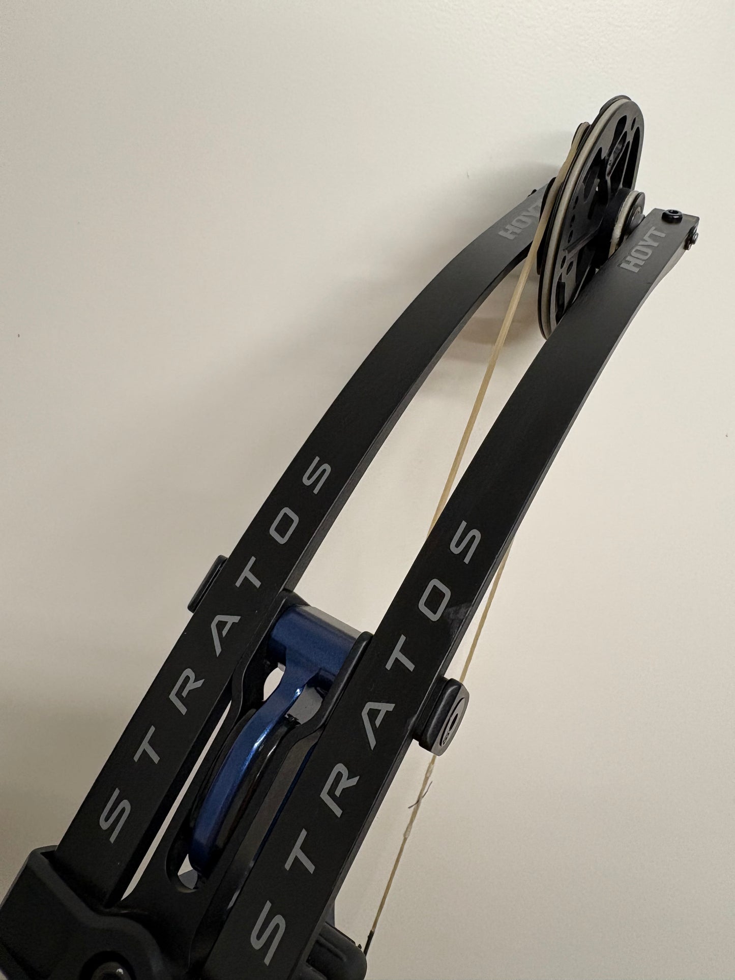 Hoyt Stratos 36 Compound Bow RH Cosmo Blue HBT #2 50-60 lbs - Used