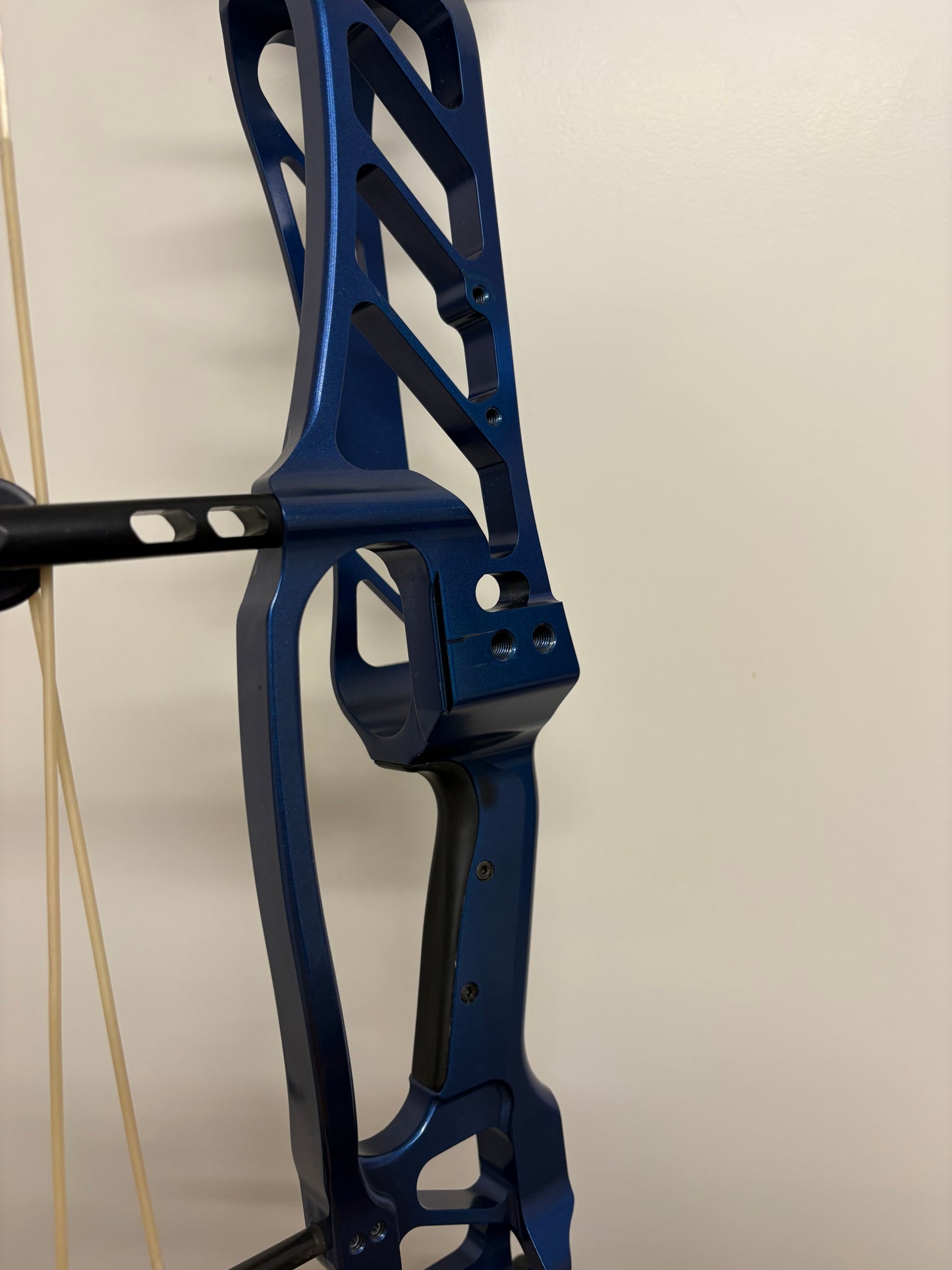 Hoyt Stratos 36 Compound Bow RH Cosmo Blue HBT #2 50-60 lbs - Used