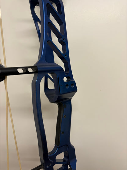 Hoyt Stratos 36 Compound Bow RH Cosmo Blue HBT #2 50-60 lbs - Used