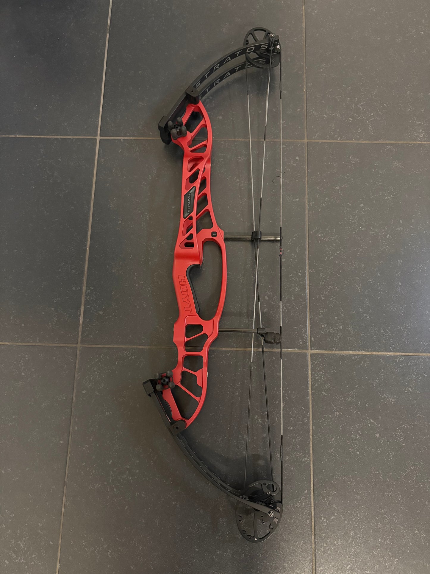 Hoyt Stratos 36 Compound Bow RH Championship Red SVX #4 50-60 lbs - Used