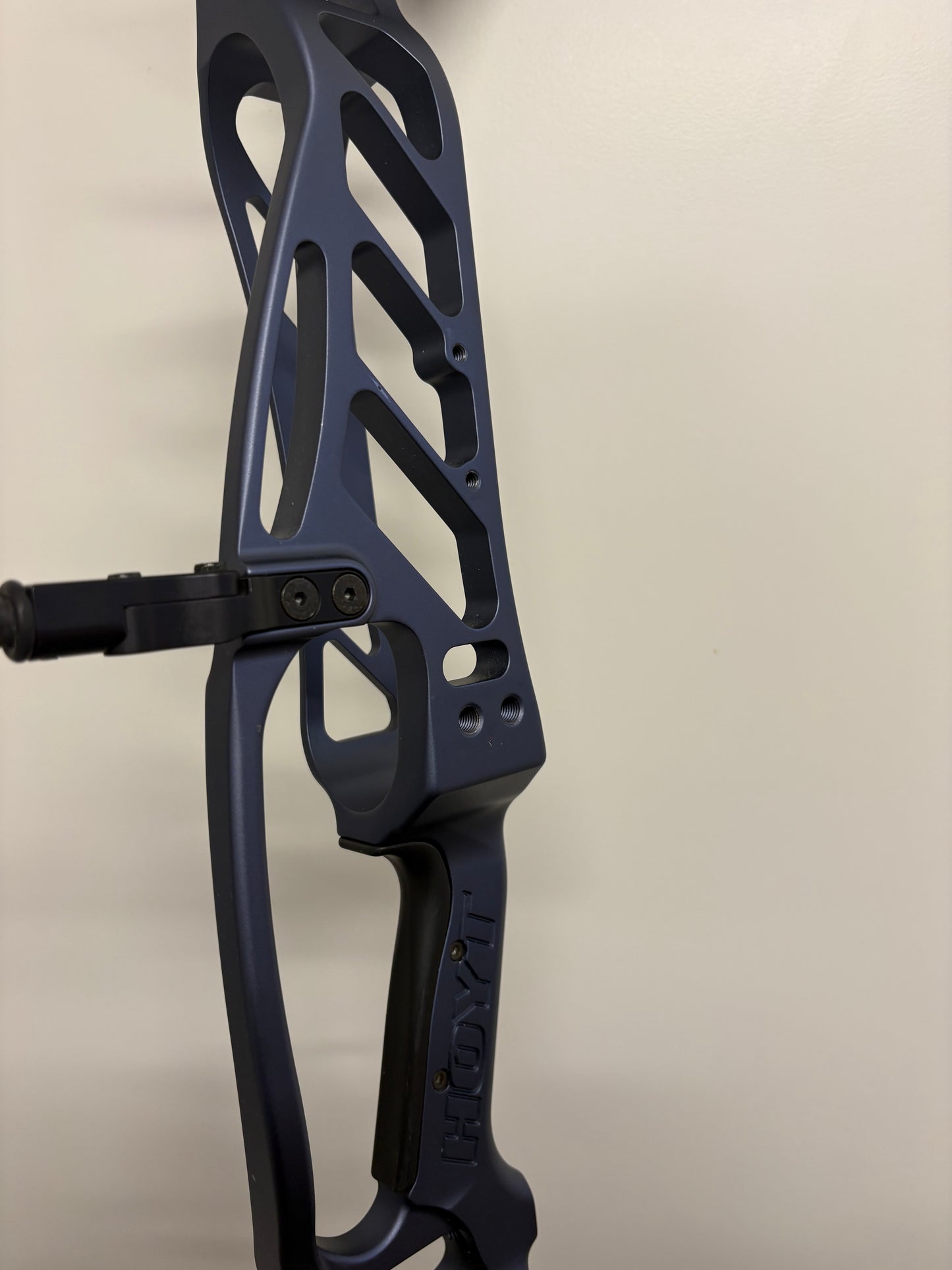 Hoyt Invicta 37 Compound Bow RH Slate DCX #3 50-60 lbs - Used