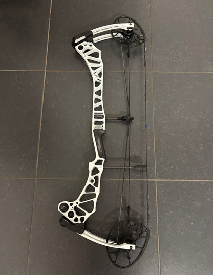 Mathews Traverse Compound Bow RH White 50-60 lbs - Used