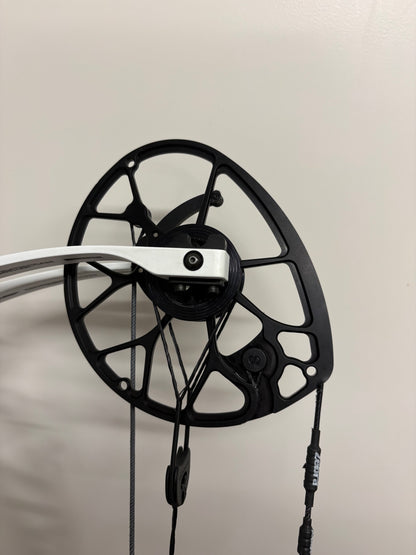 Mathews Traverse Compound Bow RH White 50-60 lbs - Used