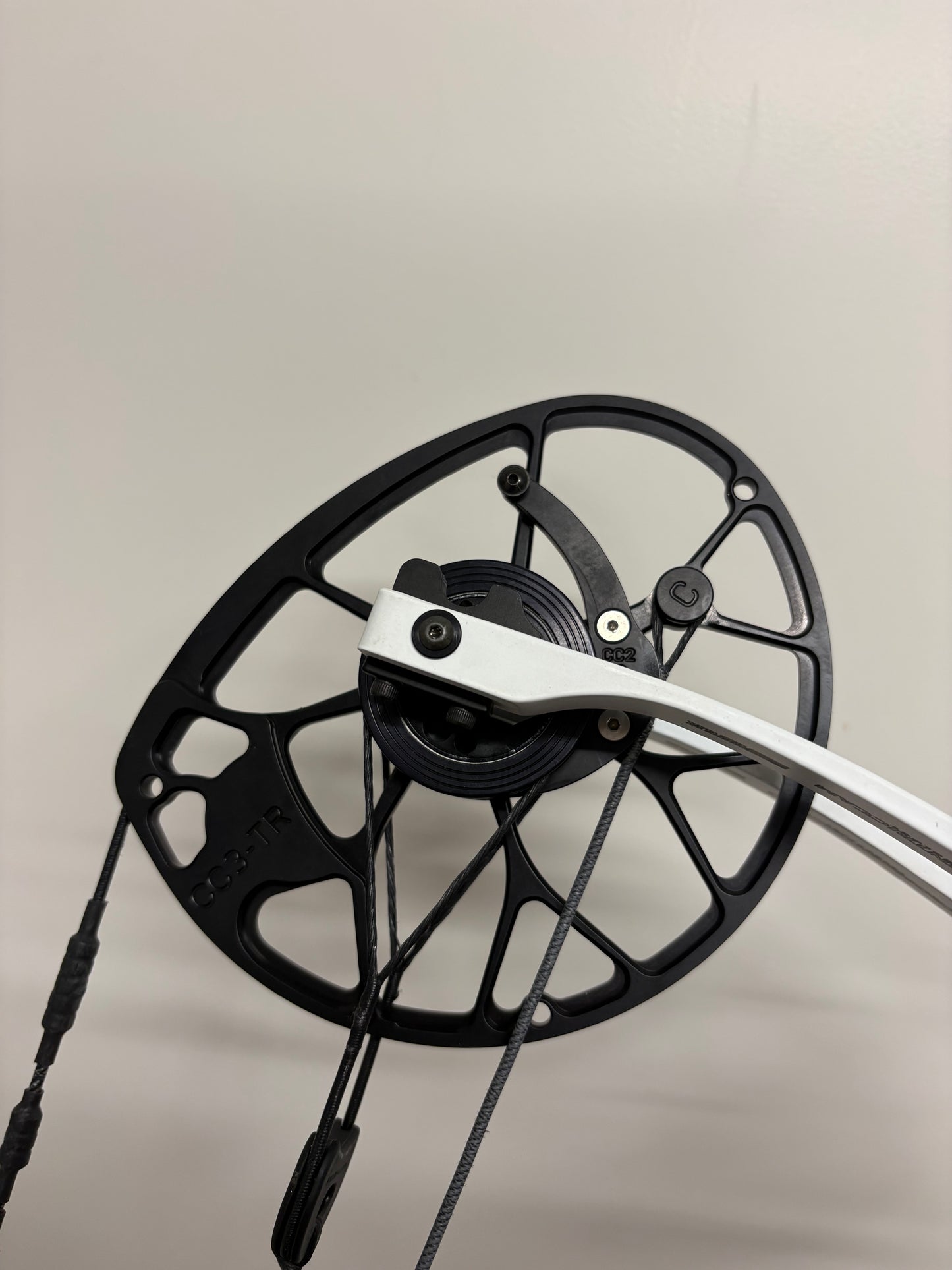 Mathews Traverse Compound Bow RH White 50-60 lbs - Used