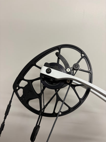Mathews Traverse Compound Bow RH White 50-60 lbs - Used