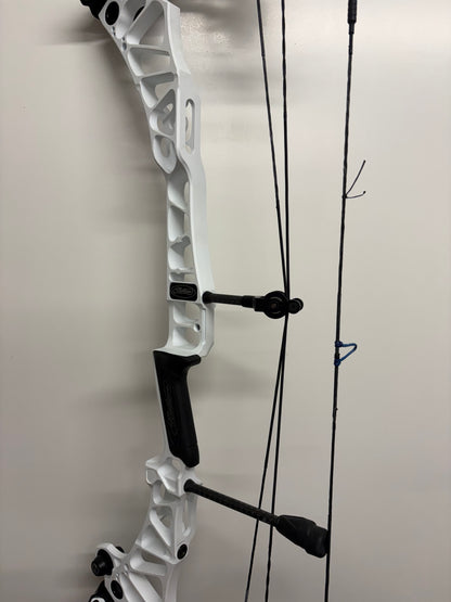 Mathews Traverse Compound Bow RH White 50-60 lbs - Used