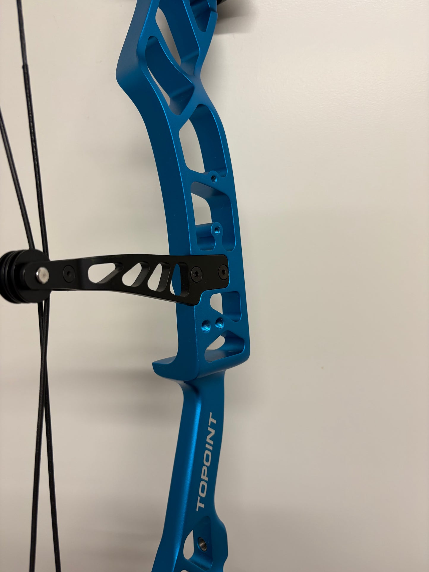 Topoint Serenity Compound Bow RH Blue 35-58 lbs - Used