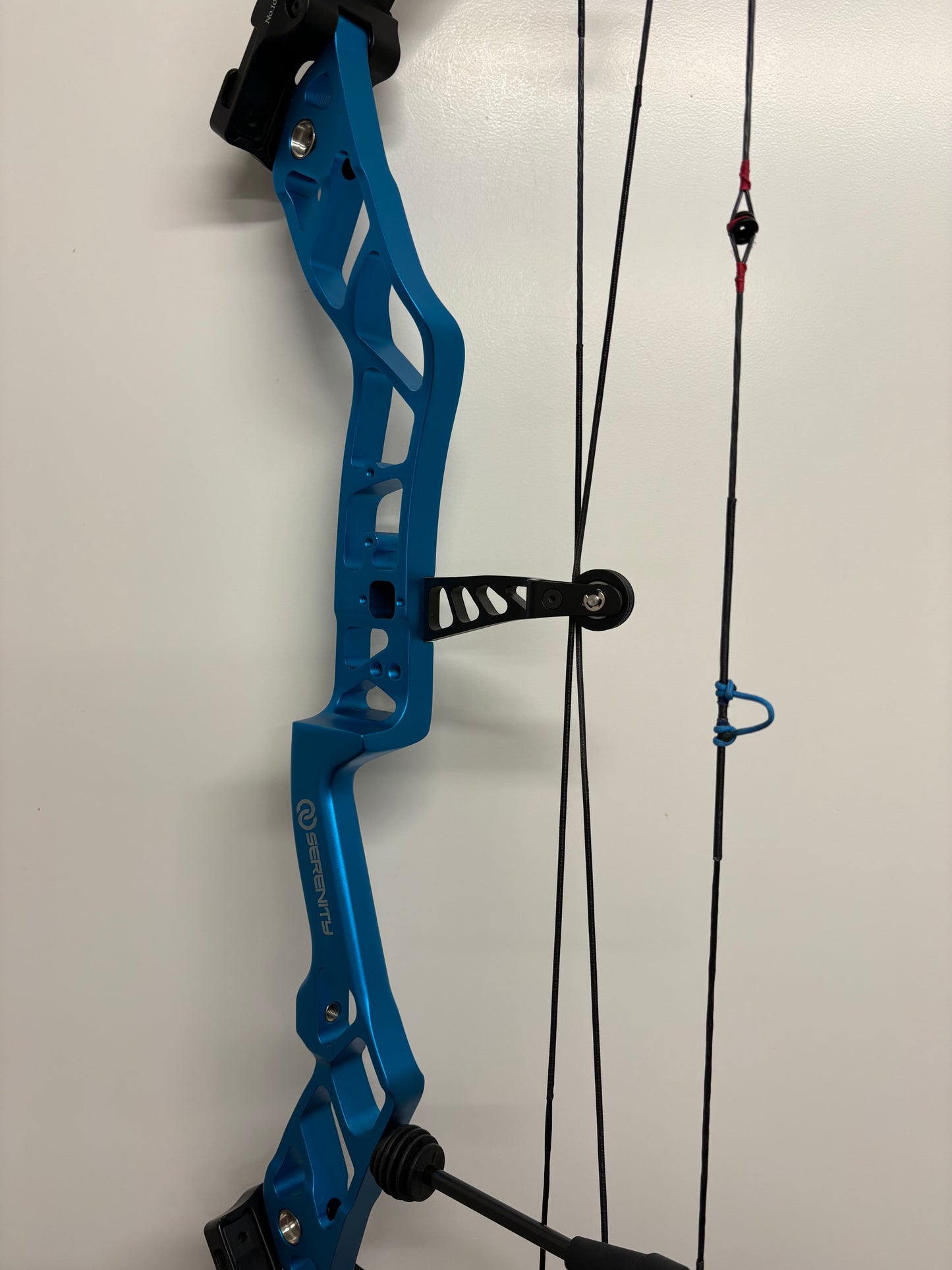 Topoint Serenity Compound Bow RH Blue 35-58 lbs - Used