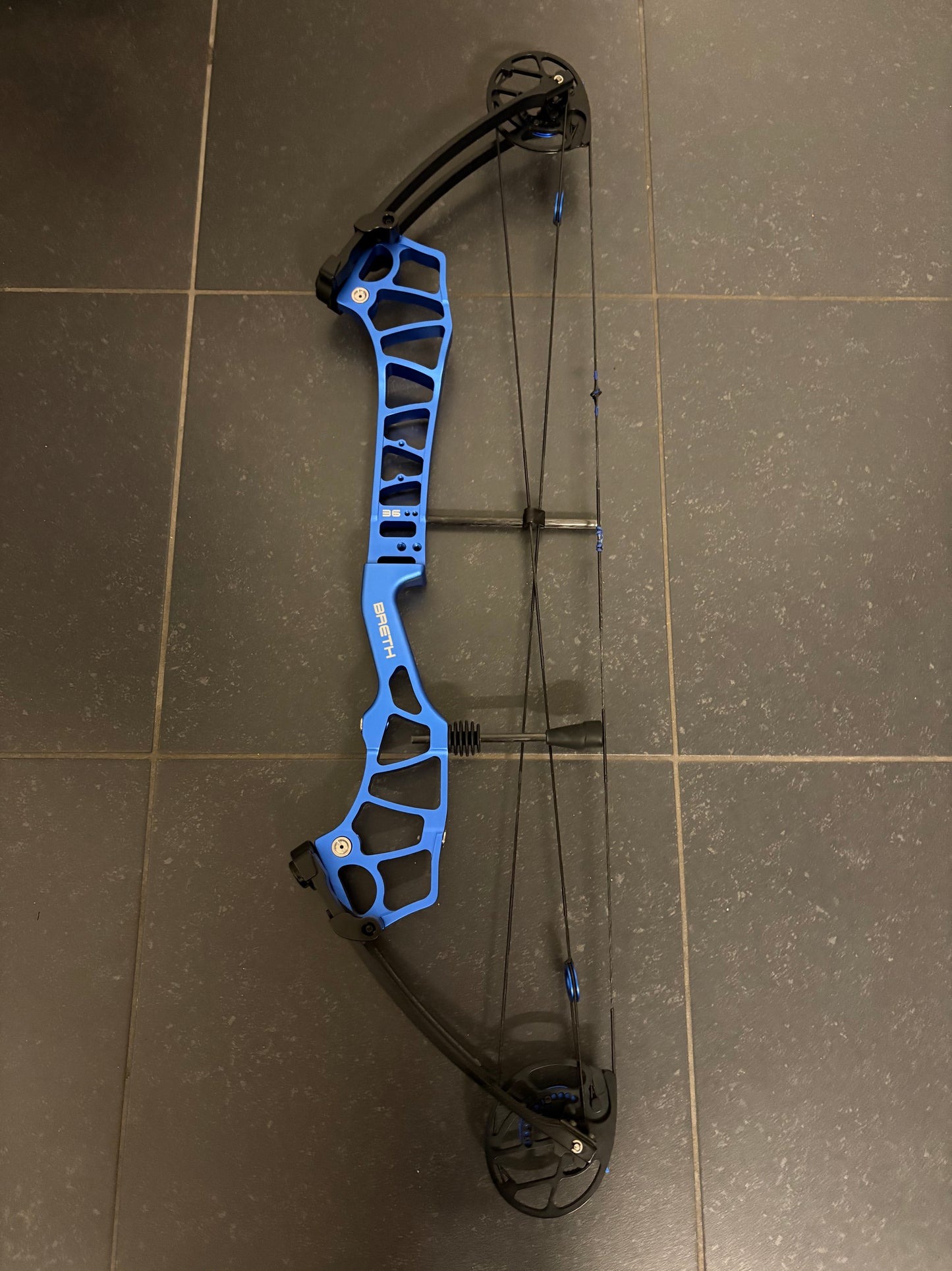 Topoint Breth 36 Compound Bow RH Blue 35-50 lbs - Used