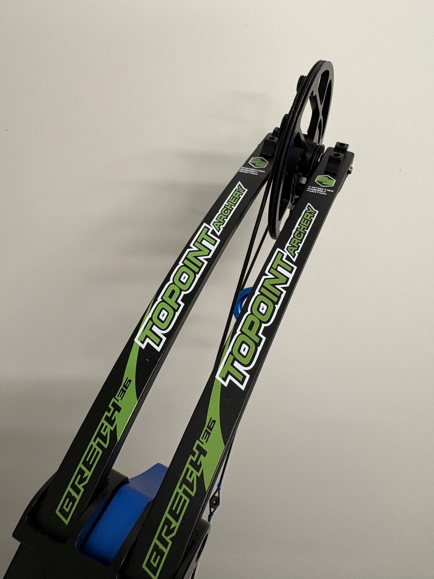 Topoint Breth 36 Compound Bow RH Blue 35-50 lbs - Used