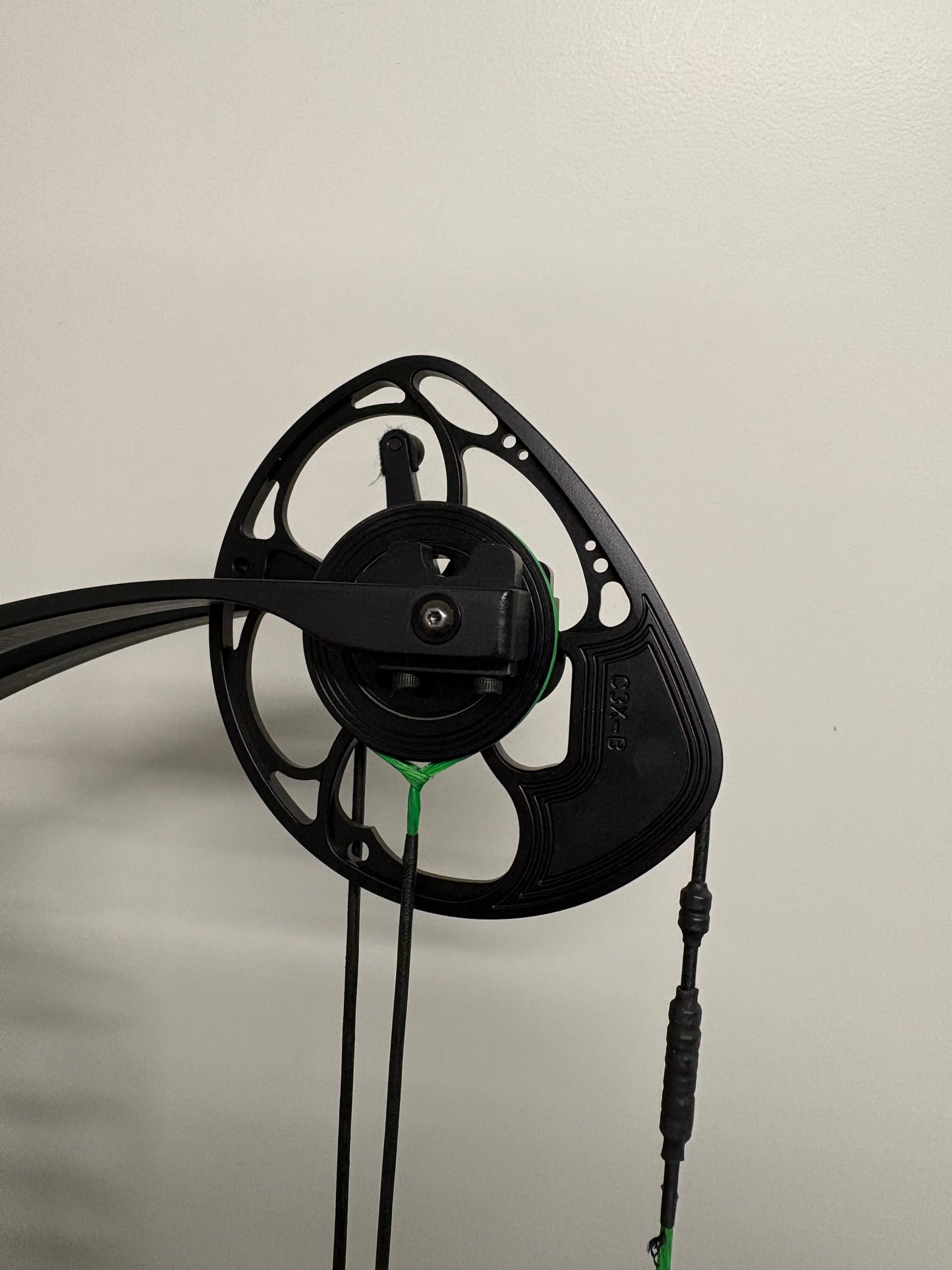 Mathews TRX 40 Compound Bow RH Black 50-60 lbs - Used