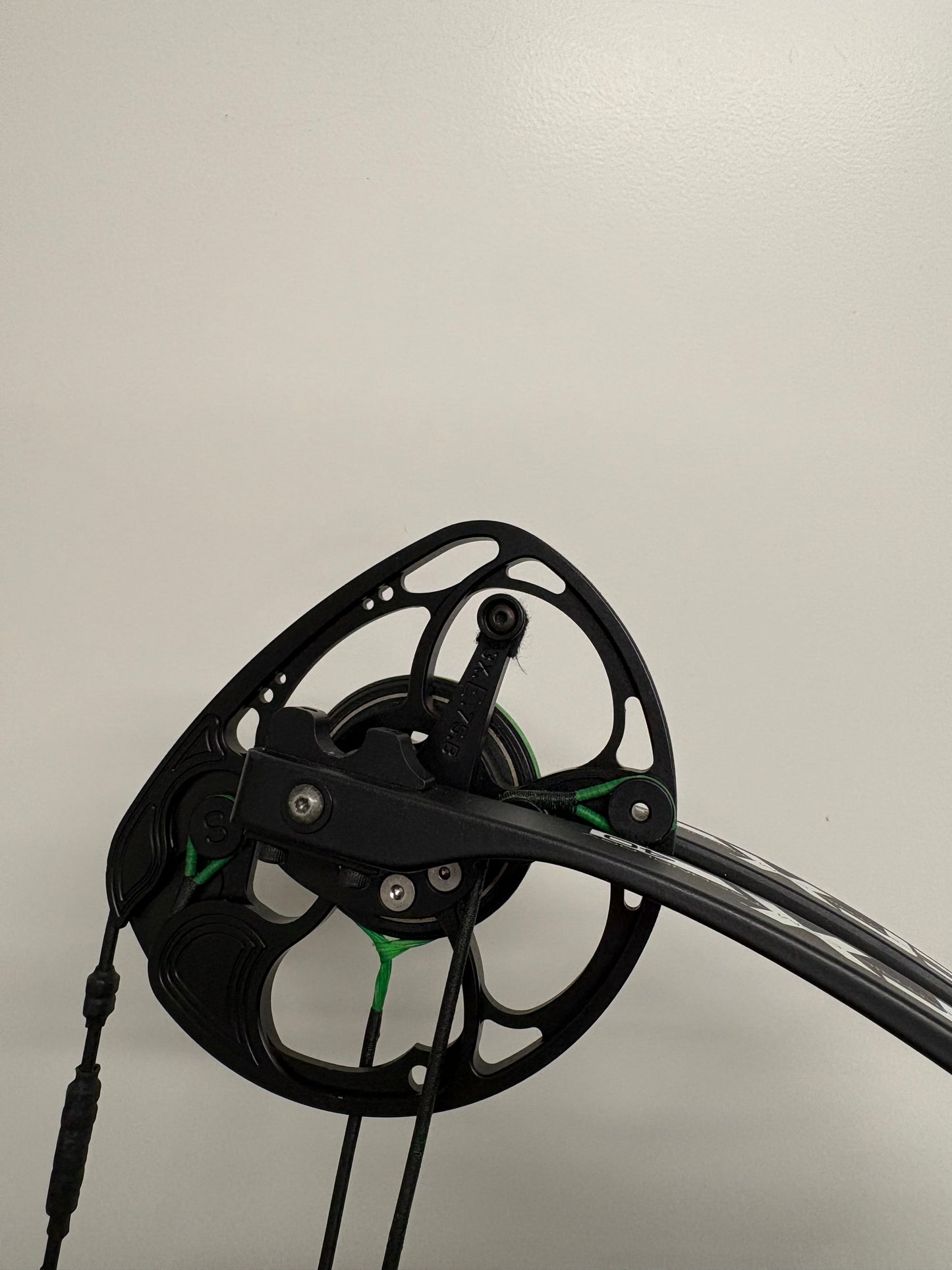 Mathews TRX 40 Compound Bow RH Black 50-60 lbs - Used