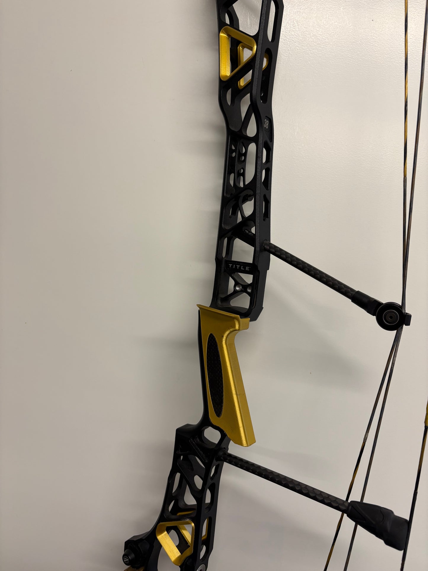 Mathews Title 38 G1-G2 3D Printed Grip + Riser Inserts Gold RH - Used (kopie)