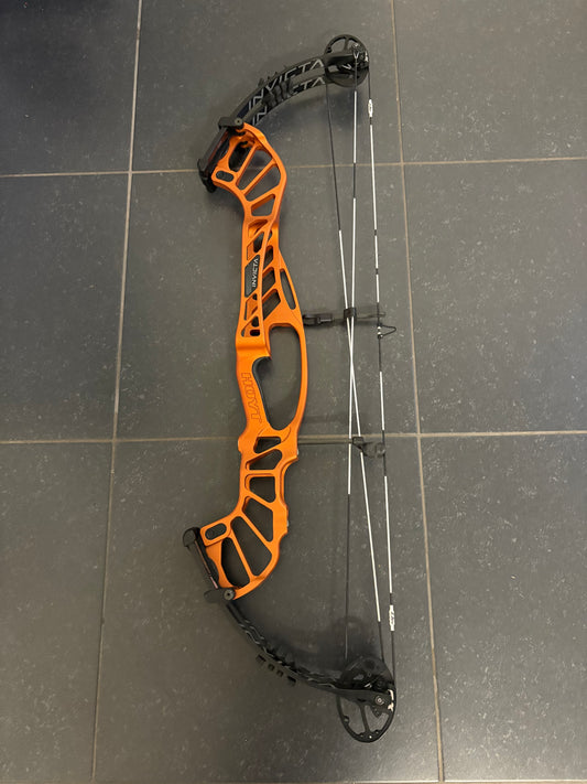 Hoyt Invicta 37 Compound Bow RH Orange SVX #3 50-60 lbs - Used (#1.1)