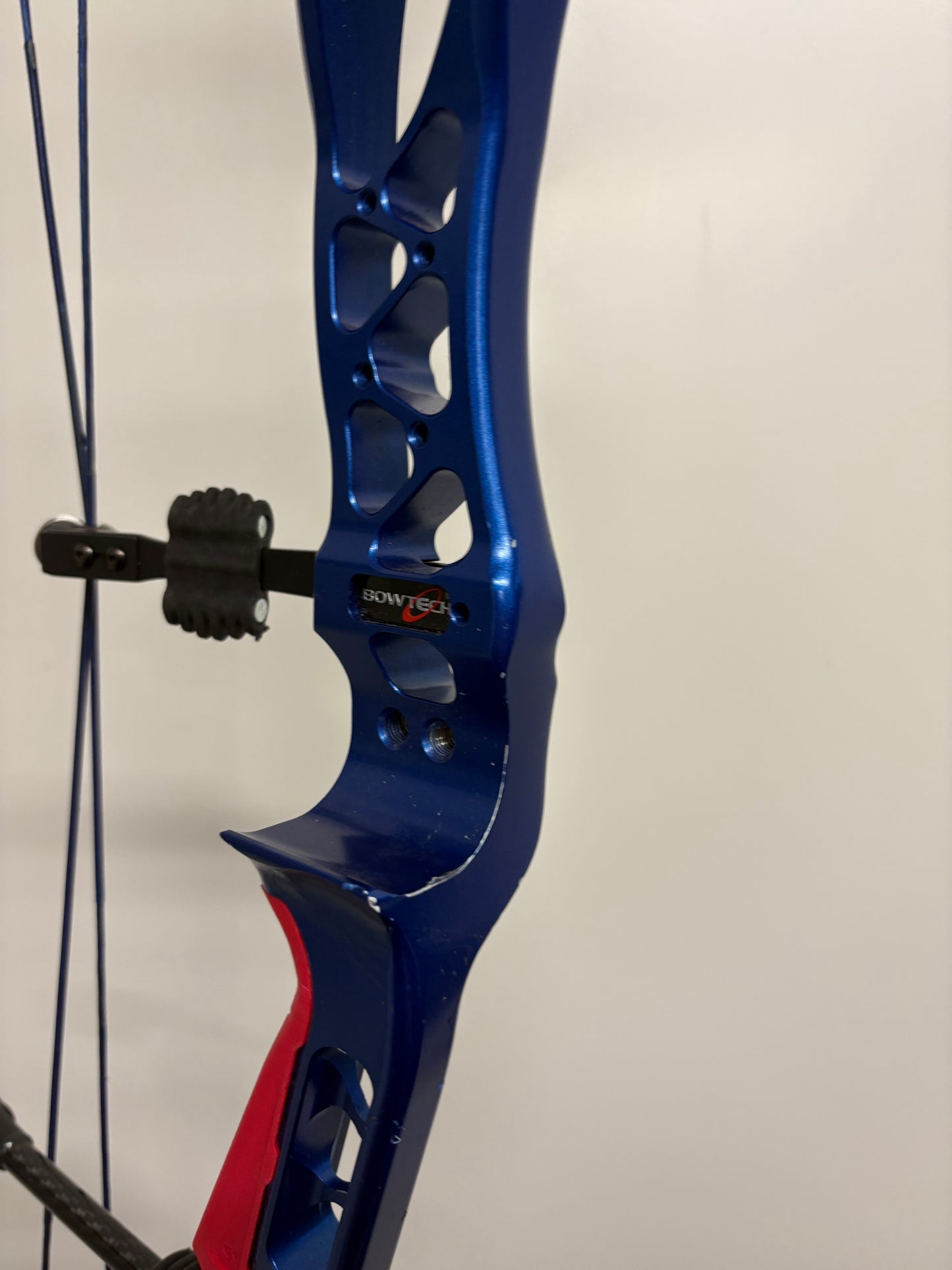 Bowtech Reckoning 38 Compound Bow LH Blue 40-50 lbs - Used