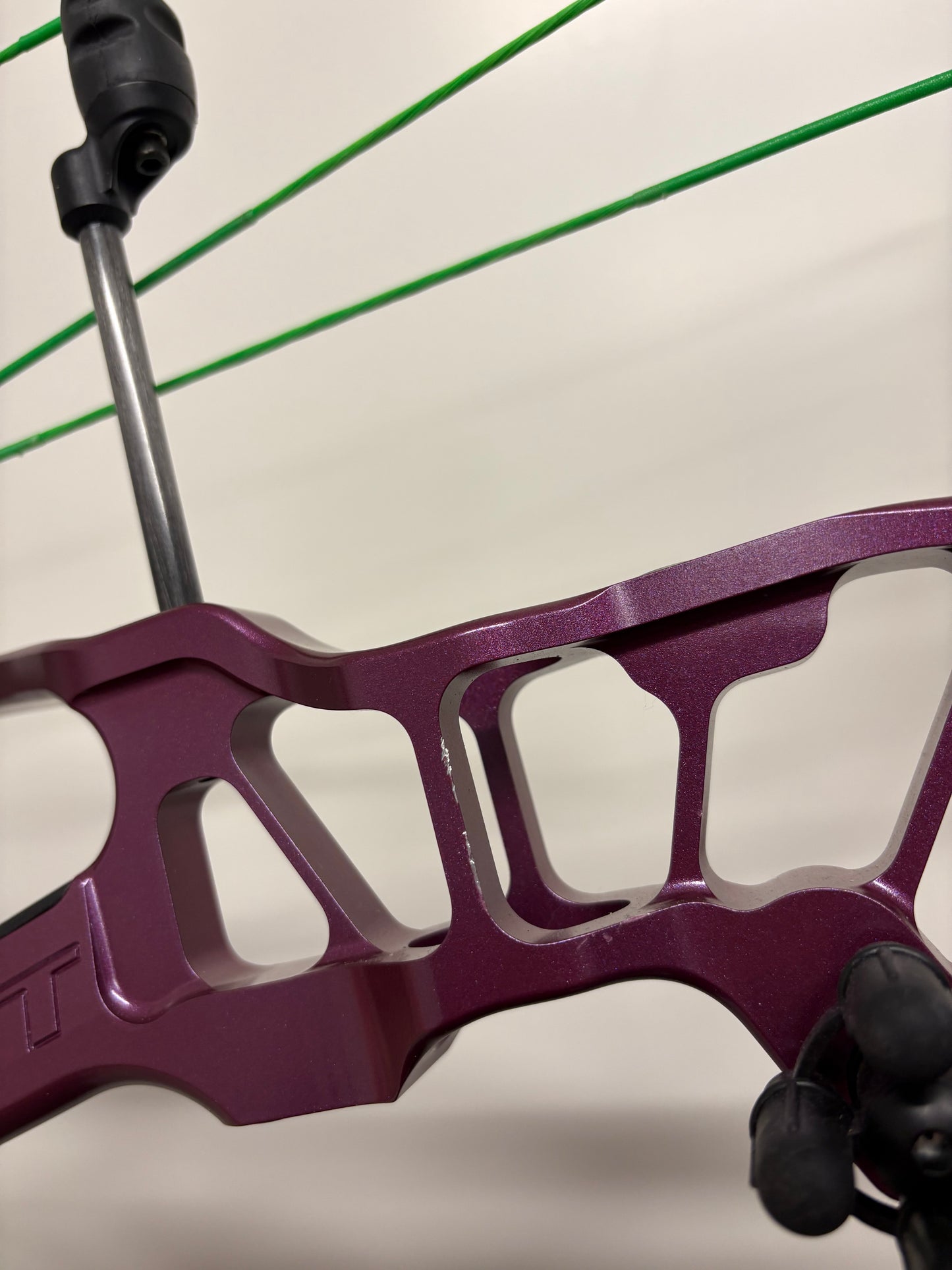 Hoyt Stratos 36 Compound Bow RH Stardust Purple HBT #1 50-60 lbs - Used