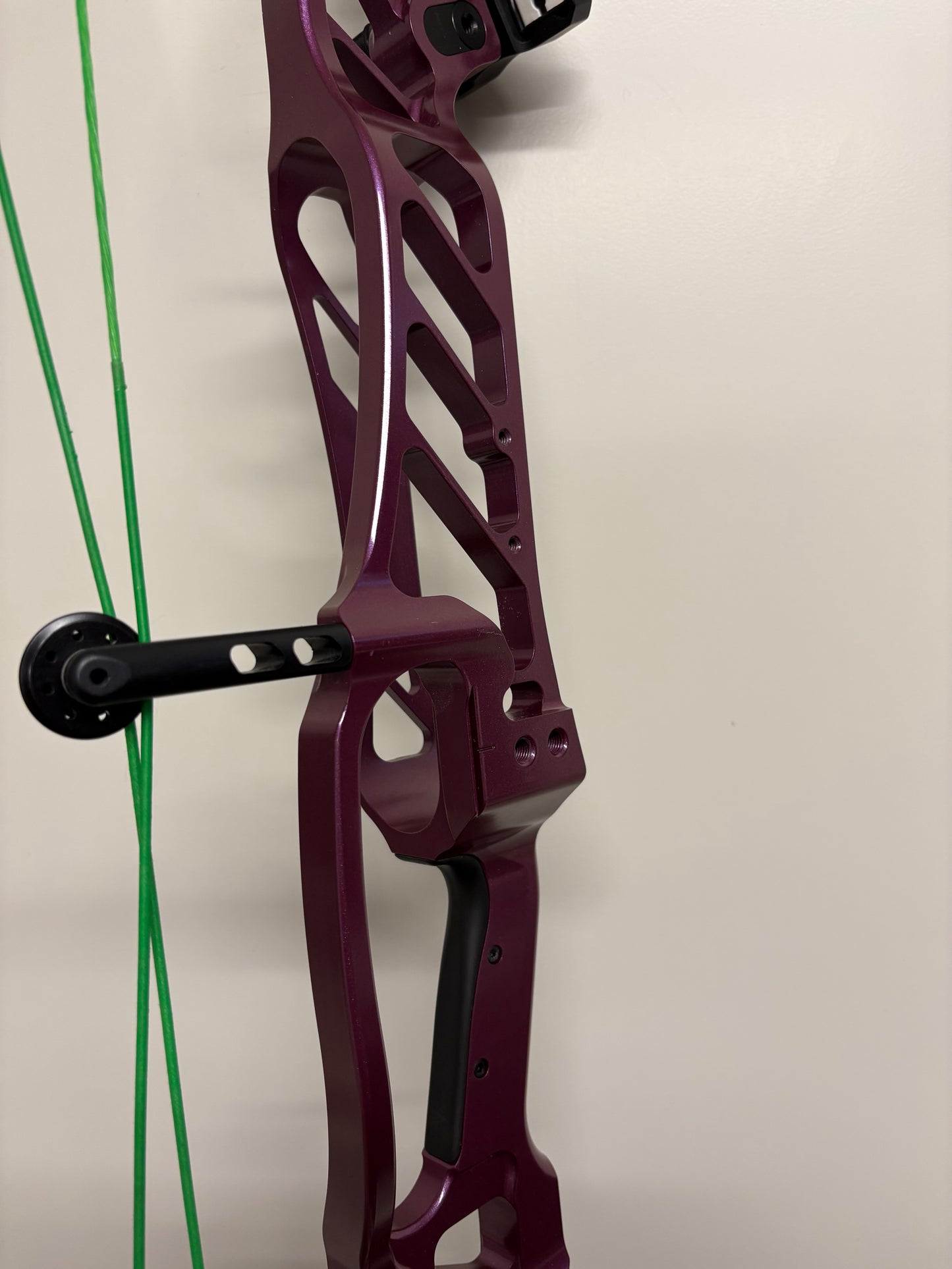 Hoyt Stratos 36 Compound Bow RH Stardust Purple HBT #1 50-60 lbs - Used