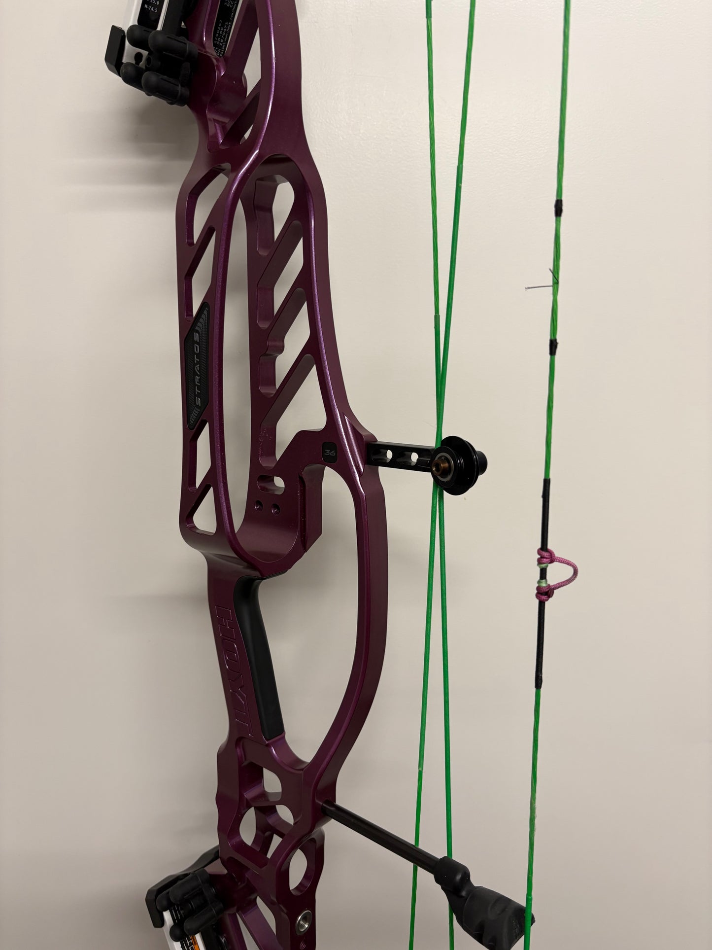 Hoyt Stratos 36 Compound Bow RH Stardust Purple HBT #1 50-60 lbs - Used