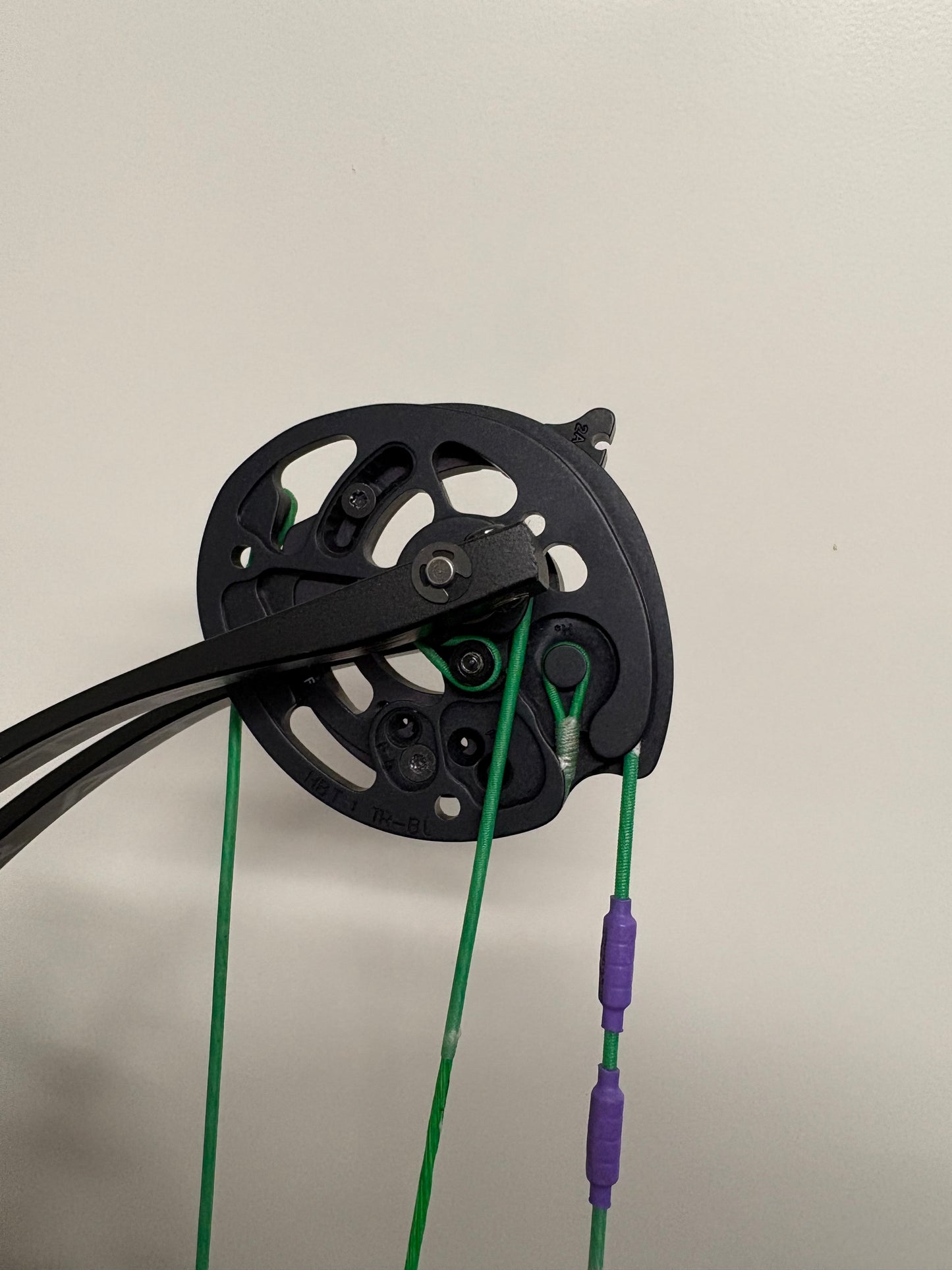 Hoyt Stratos 40 Compound Bow RH Champagne Pink HBT #1 50-60 lbs - Used